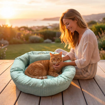 couchage pour chat femme souriante jardin soleil plante