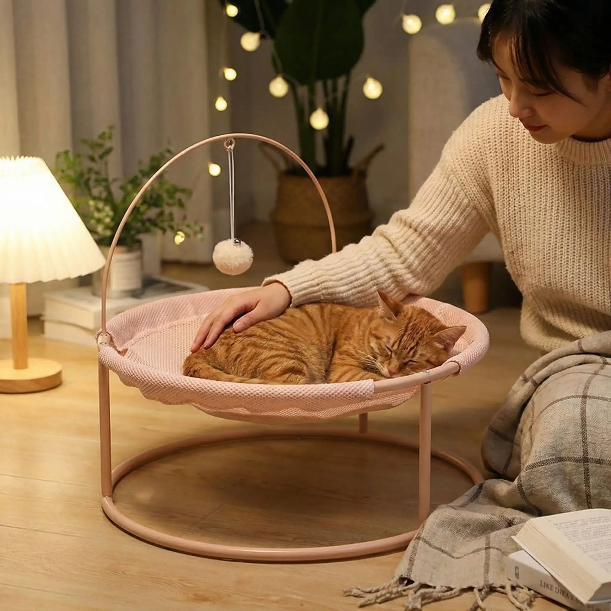 hamac chat rose femme caresse chat guirlande lampe