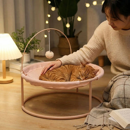 hamac chat rose femme caresse chat guirlande lampe