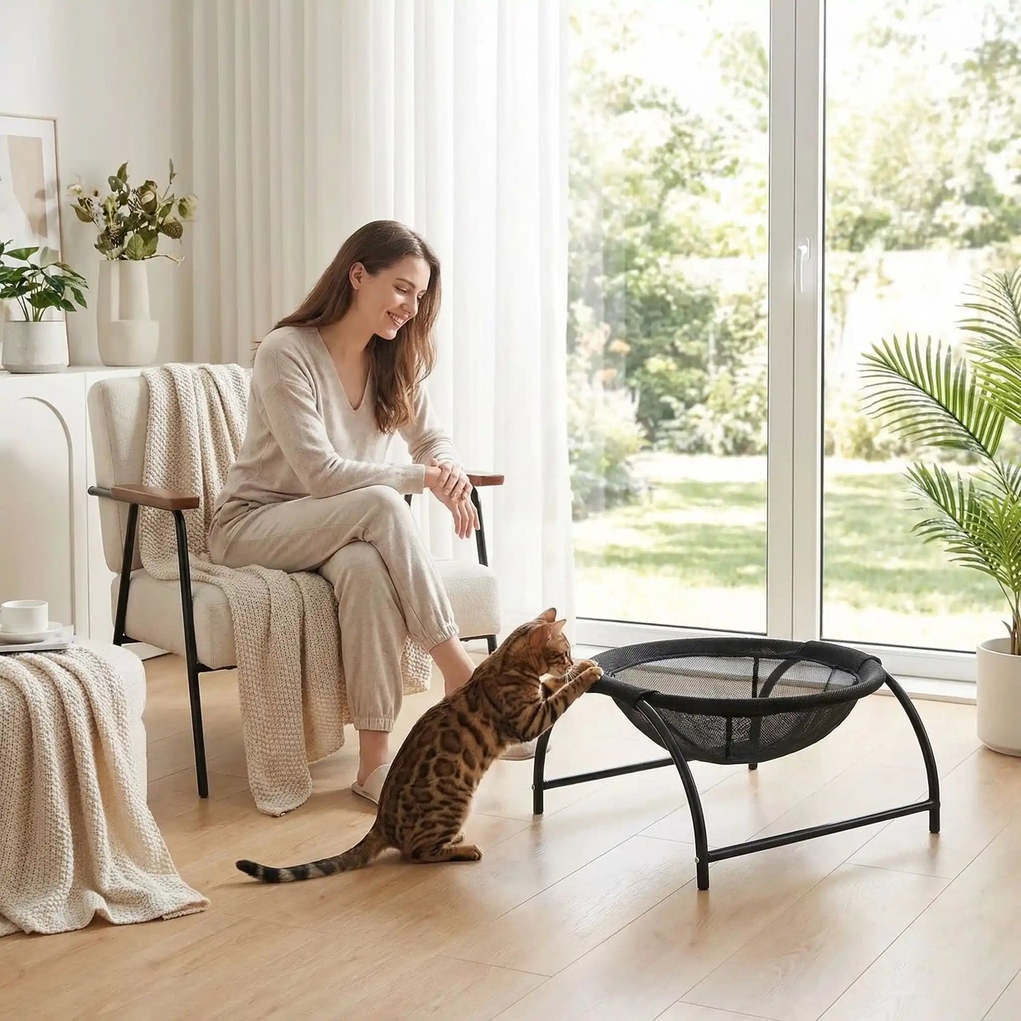 hamac pour chat femme regarde chat bangal couverture