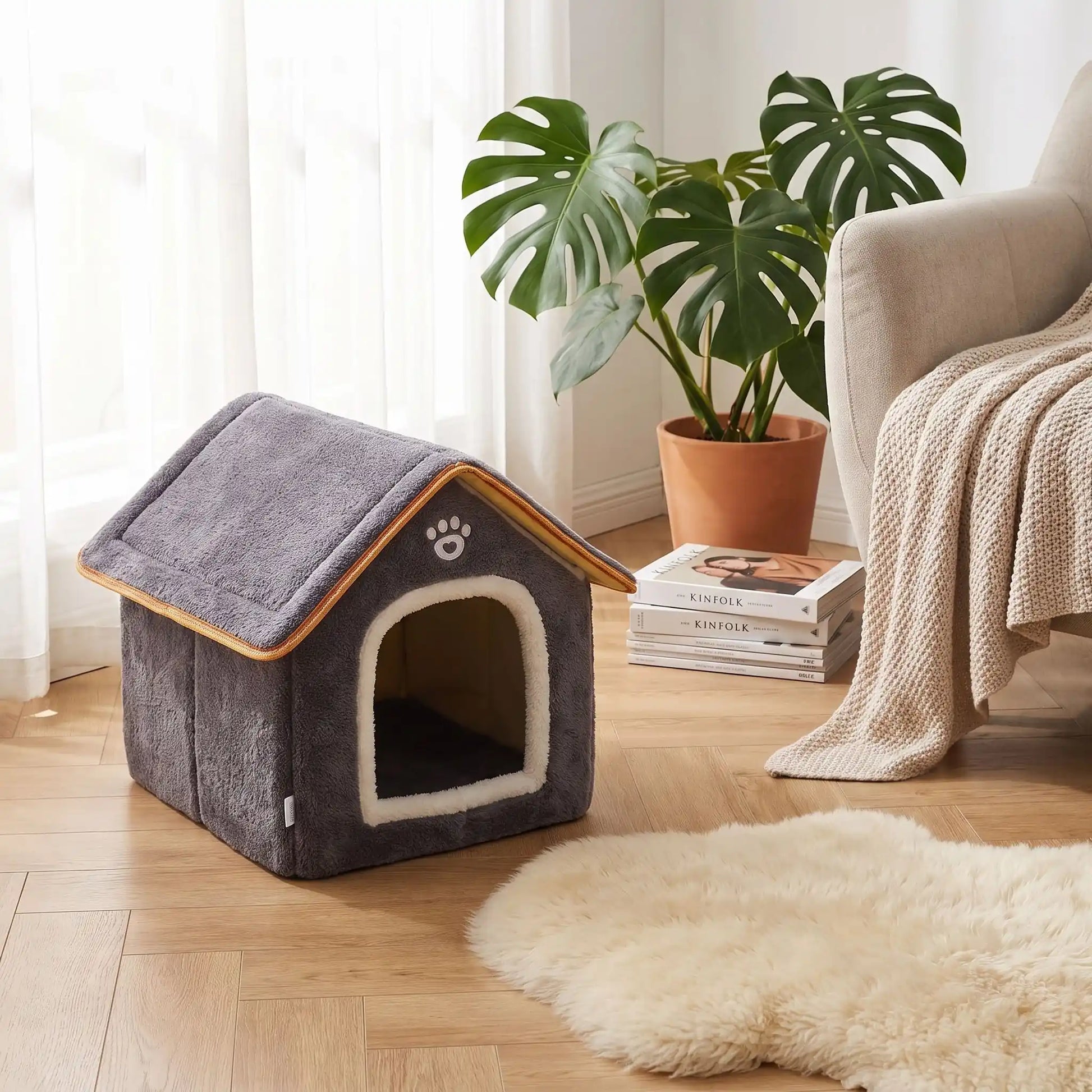 maison pour les chats couleur gris tapis blanc