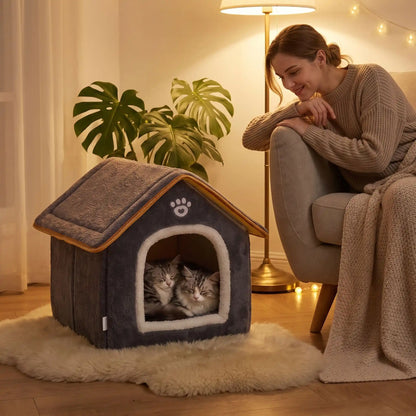 maison pour les chats lampe femme regarde chat dormir