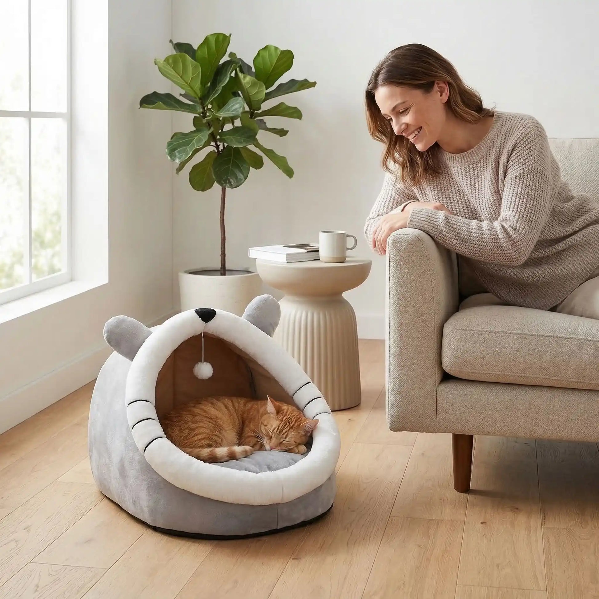 panier chat femme souriante mug livre table basse