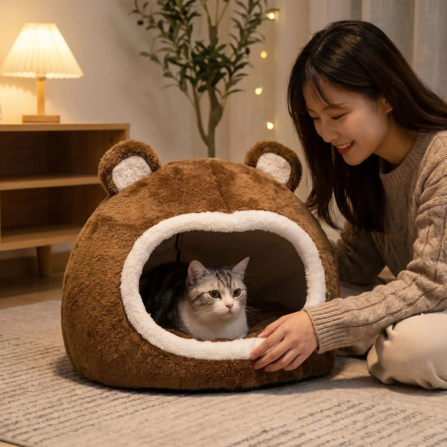 panier chat femme souriante tapis lampe arbre guirlande meuble