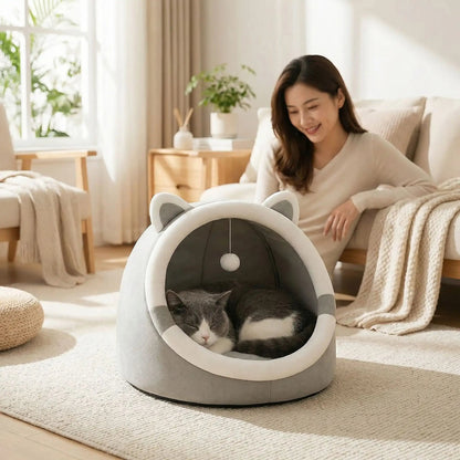 femme-qui-sourit-chat-dort-panier-pour-chat-couverture